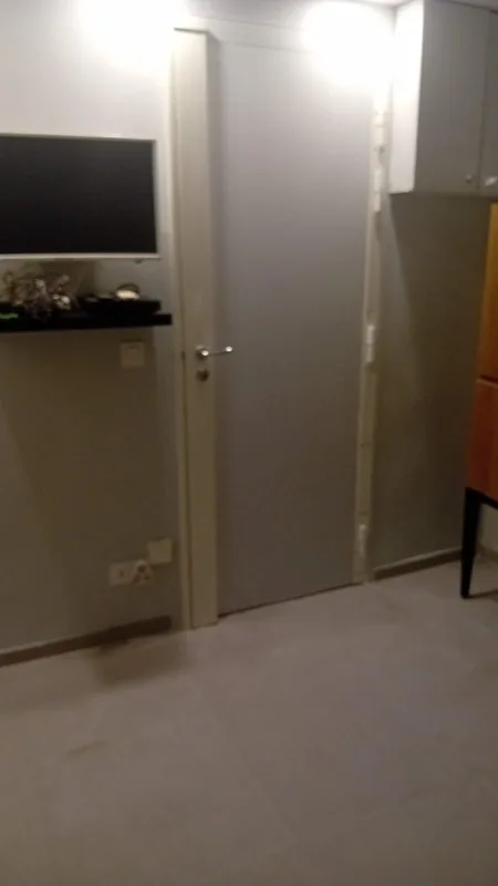 Porte blindée avec cornière anti-pince dans un studio
